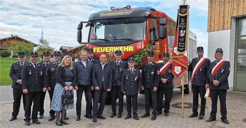 Die Verantwortlichen der Feuerwehr Umrathshausen und Vertreter der Gemeinde Frasdorf vor dem neuen LF 20 KatS. Anton Hötzelsperger