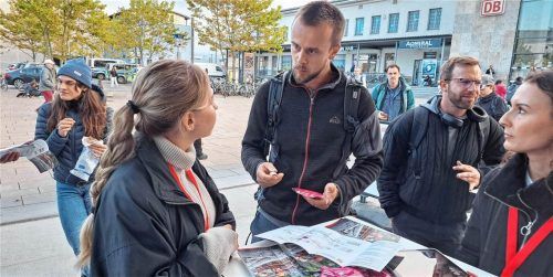 Diskutieren über die Pläne der Bahn: Am Info-Mobil am Südtiroler Platz herrscht mitunter reger Andrang. Michael Weiser