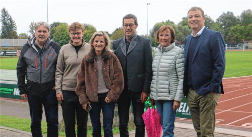 DJK-Präsident Martin Götz sowie Geschäftsstellenleiterin Reka Molnar, Bundesabgeordnete Daniela Ludwig, Zweiter Vorsitzender Willi Bonke, Dritte Bürgermeisterin Daniela Leicht und Erster Vorsitzender Bernd Perner (von links) besichtigen die Anlage. Gerhard Erlich