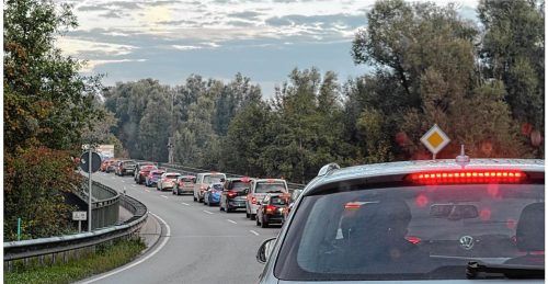 Schon auf der Staatsstraße Richtung B15 ein langer Stau. Duczek