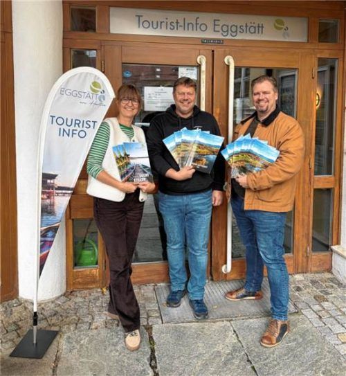 Eggstätts Bürgermeister Christoph Kraus (Mitte), Zweiter Bürgermeister Stefan Meier (rechts) und TI-Leitung Julia Kraus freuen sich über das Druckwerk. Gemeinde Eggstätt