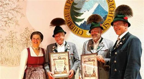 Ehrung beim Chiemgau-Alpenverband: (von links) Lisbeth Tengler, Hans Stockinger, Sepp Messerer und Gauvorstand Thomas Hiendl. Hötzelsperger