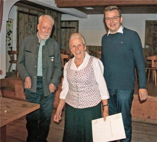 Ehrung beim Obst- und Gartenbauverein Neubeuern: (von links) Vorstand Andreas Perret, Jubilarin Cilla Höhensteiger und Bürgermeister Christoph Schneider. Thomas Schwitteck