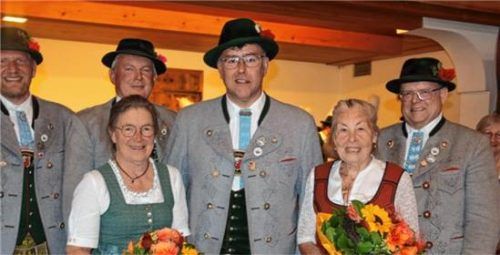 Ehrung für 70 Jahre Mitgliedschaft beim Trachtenverein Immergrün Altenbeuern: (von links) Georg Gar (Zweiter Vorsitzender), Andreas Leitner (Kassier), Marianne Stuffer (70 Jahre Mitglied), Vorstand Peter Bichler, Rosina Ranzinger (70 Jahre Mitglied) und Gerhard Hefter (Schriftführer). Thomas Schwitteck