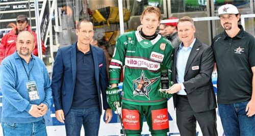 Ehrung für den DEL2-Fanspieler der Saison 2025/26: OVB-Sportredakteur Thomas Neumeier, Starbulls-Geschäftsführer Christoph Sandner, der geehrte Shane Hanna, DEL2-Geschäftsführer Rene Rudorisch und Starbulls-Fanbeauftragter Alexander Winkelhaus (von links). Hans-Jürgen Ziegler