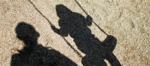 Ein 68-Jähriger verging sich an seiner Stiefenkelin (Symbolbild). Er legte ein umfassendes Geständnis ab. dpa
