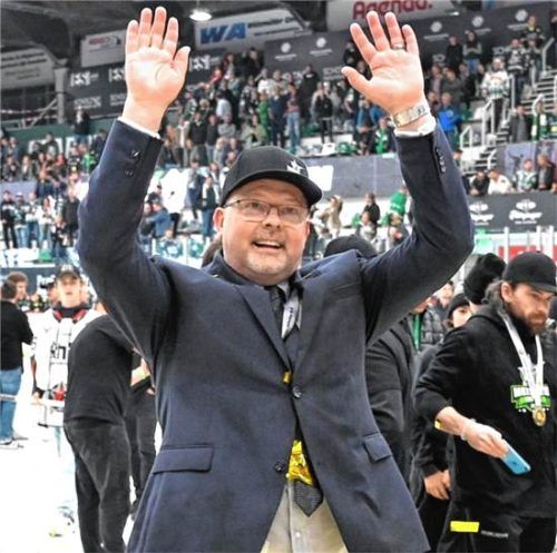 „Ein besonderer Moment“: Jari Pasanen winkt nach dem Aufstieg in die Fankurve.Hans-Jürgen Ziegler