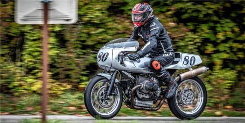 Ein Fahrer lenkt ein klassisches BMW-Motorrad auf der Strecke zum Hochberg. Benje