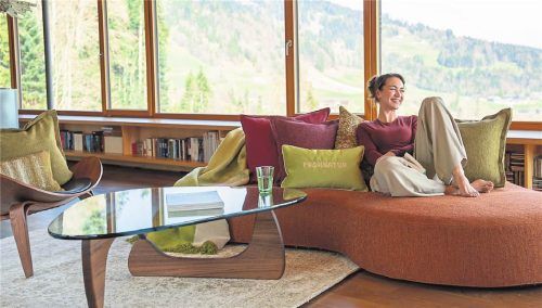 Ein geschwungenes Sofa bringt sofort spürbare Leichtigkeit in das herbstliche Wohnzimmer. Weiche Textilien und organisch geformte Accessoires sorgen zusätzlich für Behaglichkeit. Pad