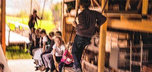 Ein langes Holzbrett, zwei Ketten und jede Menge Lebensfreude: Die Kirtahutschn gehört zu den beliebtesten Kirchweihbräuchen in Oberbayern. Wenn die Kinder gemeinsam in Schwung kommen, wird deutlich, wie lebendig diese jahrhundertealte Tradition bis heute geblieben ist. Rainer Nitzsche