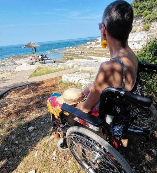 Ein letzter Blick aufs Meer: Eine schwer kranke 56-Jährige an der Adria in Kroatien. Zwei Tage nach dieser Wunschreise verstarb sie. zvg