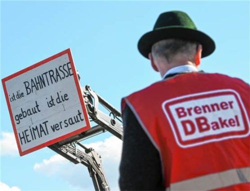 Ein Mann trägt bei einer Demonstration gegen den nördlichen Teil des Brenner-Nordzulaufs eine Weste mit der Aufschrift „Brenner DBakel“. dpa