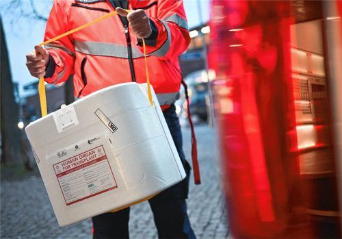 Ein Mitarbeiter der Malteser stellt eine Kühlbox für eine Organspende in einen Transporter.dpa