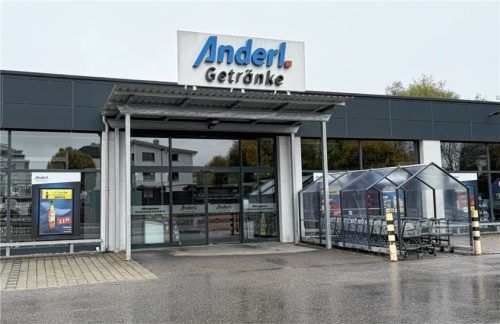 Ein Mitarbeiter des Getränkemarkts „Anderl“ in der Äußeren Münchener Straße in Rosenheim ist am vergangenen Freitag überfallen worden. Die Polizei sucht nach wie vor die beiden Täter. Julian Baumeister