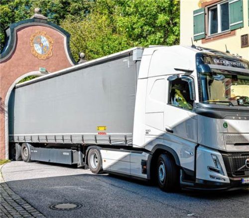 Ein Sattelzug fährt durch das enge Münchner Tor von Neubeuern. Nitzsche