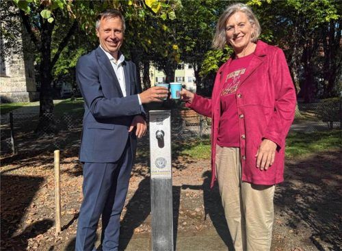 Ein Schluck kühles, sauberes Wasser aus und auf den neuen Trinkwasserbrunnen: Oberbürgermeister Dr. Christian Hümmer (links) und Clubpräsidentin Konstanze Reichert-Kegel stießen am Spielplatz in der Au auf das Geschenk des „Soroptimist International Club Traunstein“ an. re