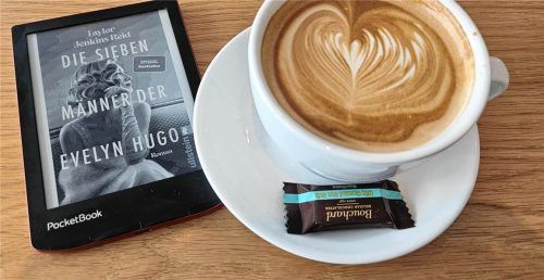 Ein spannendes Buch und eine Tasse Kaffee – eine perfekte Kombination. Stadtbibliothek Rosenheim