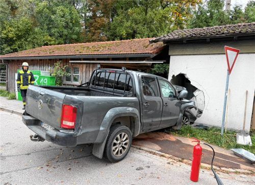 Ein VW-Fahrer (35) prallte am gestrigen Montagvormittag in das Trafohaus an der Tegernseer Straße in Großholzhausen. Markus Steinberger / EinsatzReport24