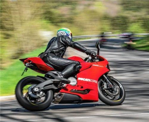 Eine Münchnerin floh mit ihrer Ducati am Sudelfeld vor der Polizei.DPA