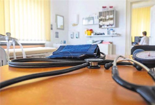 Eine persönliche Untersuchung bleibt die Ausnahme. Meist erstellt der MD Gutachten nach Aktenlage.PIA BAYER/DPA-TMN