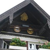 <p xml:space="preserve">Eines der schönsten Nester, das Pohl begutachtet hat: Im Giebel eines Hauses bei Wildenwart haben die Insekten ihr Quartier gefunden und über den Sommer ein großes Nest aufgebaut. Pohl</p>