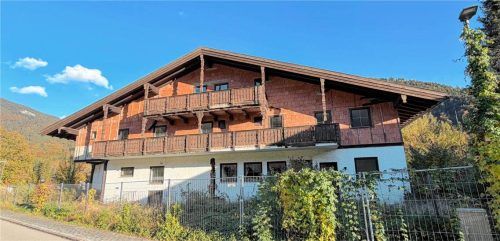 Einst beliebte Wirtschaft, heute eine Ruine: Der Sachranger Hof im Bergsteigerdorf steht seit Jahren leer. Die Pläne für einen „Logenplatz“ entpuppten sich als Luftnummer. Nun soll das Anwesen verkauft werden. Herbert Reiter