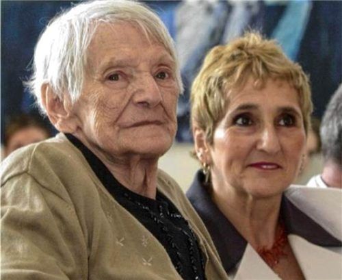 Emilie Schindler im Juli 2001 neben ihrer Biografin Erika Rosenberg in der Berliner Oskar-Schindler-Schule. OVB