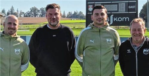 Engelsbergs Sportlicher Leiter Marc Abel (links), Spielertrainer Edwin Skrgic (Zweiter von rechts) und Abteilungsleiter Konrad Bernhart (rechts) präsentieren den neuen Coach Robert Berg.TuS Engelsberg