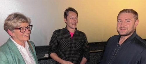 Erinnerung an einen denkwürdigen Besuch: Marianne Pfaffeneder und ihr Sohn Max im Gespräch mit Regisseur Matthias Jaklitsch. Erich Finsches musste auf dem Hof der Pfaffeneders Zwangsarbeit verrichten, heute schwärmt er von der freundlichen Behandlung durch die Bauersleute. Markus Honervogt