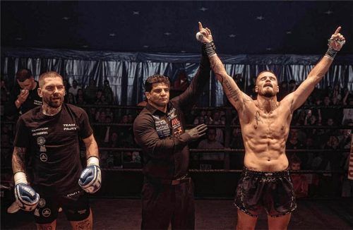 Erleichterung bei Mario Kornhass: Der Rosenheimer Kickboxer verteidigte seinen Weltmeister-Gürtel ein zweites Mal. Attila Riemann
