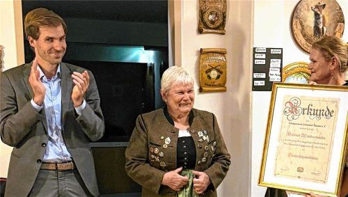 Erster Bürgermeister Simon Hausstetter mit Ehrenschützenmeisterin Waltraud Armbrustmacher und Schützenmeisterin Veronika Jehl (von links). Schützenverein Thansau