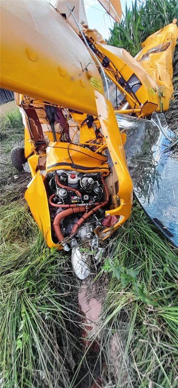 Es ist ein Wunder, dass die beiden Piloten überlebt haben. An den Wrackteilen sieht man die gewaltigen Kräfte, die das Flugzeug verformt haben. Archiv/Feuerwehr Ostermünchen
