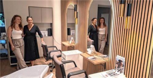 Es ist vollbracht: Die Inhaberin des Friseursalons in Kiefersfelden hat die Vollsperrung der Staatsstraße sinnvoll genutzt und umgebaut. Besitzerin Andrea Zandron (rechts) und ihre Tochter Sophia sind begeistert. Franz Hoffmann