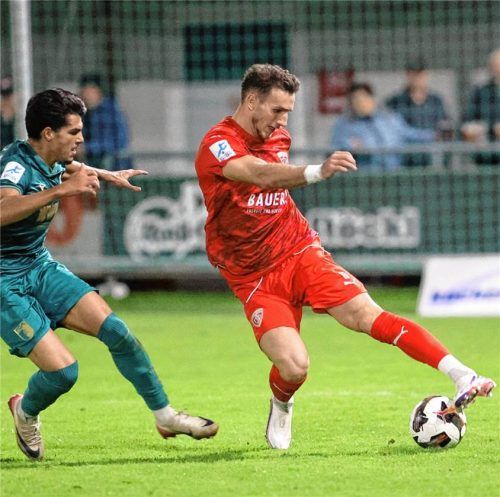 Faton Dzemailji, hier im Duell mit Isa Malaj, und der TSV Buchbach mussten gegen Augsburg 2 die Tabellenführung abgeben.Buchholz