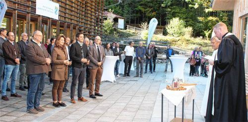 Feierliche Einweihung der neuen Holzwerkstatt am Bergwald-Erlebniszentrum in Ruhpolding: Erste Reihe von links: Michael Kaiser, Leiter der AELF Traunstein, Staatsministerin Michaela Kaniber, Justus Pfeifer, Bürgermeister von Ruhpolding, und Wolfgang Fruth, Bereichsleiter Hochbau am Staatlichen Bauamt Traunstein. Rechts die beiden Geistlichen bei der Segnung: Otto Stangl, katholischer Pfarrer von Ruhpolding (links), und Andreas Buchner von der evangelischen Kirchengemeinde Ruhpolding. AELF Traunstein
