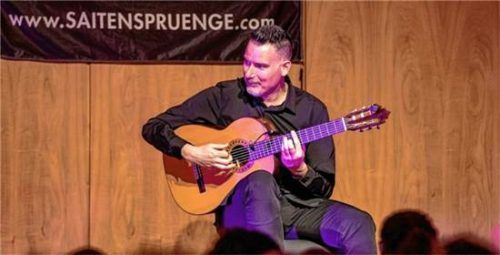 Flamenco-Gitarrist Carlos Piñana bei seinem Konzert während des Saitensprünge-Festivals im Jahr 2022 in Bad Aibling. AIB-KUR