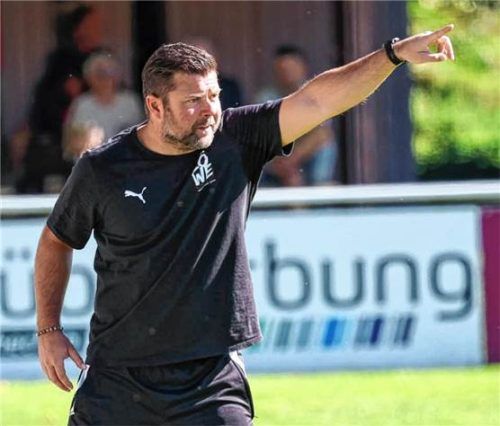 Florian Heller zeigt es an: Für Wasserburg geht es aktuell nur nach oben.Mühlhofer