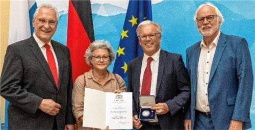 Freuen sich über die Auszeichnung (von links): Innenminister Joachim Herrmann, Margarete Kölbl, Michael Kölbl und Antragsteller Werner Gartner. 2026 OVB