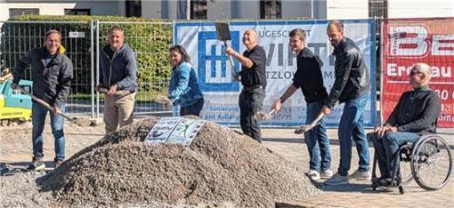 Für den Spatenstich standen gut gelaunt bereit: (von links) Andreas Horn (Gemeinde Kiefersfelden), Christoph Wirth (ausführende Baufirma), Rosi Held (Vorstand Evang. Kirche), Pfarrer Günter Nun, Simon Baumann (Architekt und Bauleiter), Robert Schopf (Energieberater) und Bürgermeister Hajo Gruber. Hoffmann