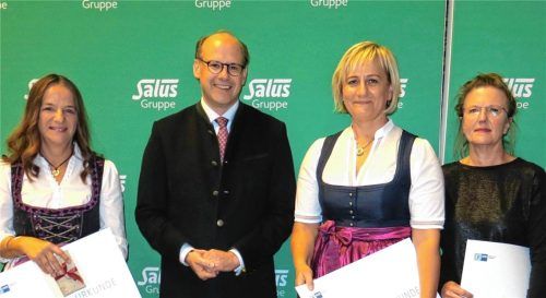 Für ihre 40-jährige Tätigkeit bei Salus ehrte Geschäftsführer Dr. Florian Block (von links) Silvia Schiffl, Martina Becker und Karin Krassowsky. Johann Baumann