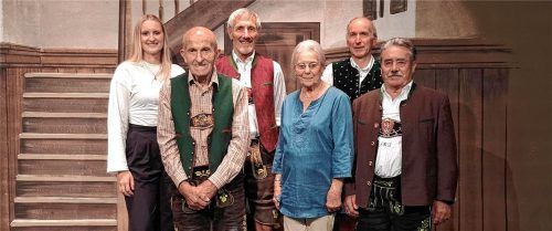 Gemeinsam Geschichte lebendig gemacht: Toni Huber mit seinem Team Thomas Stocker, Marlene Obermair und Anita Sammet sowie den Zeitzeugen Andreas Lagler, Karoline Rauscher und Korbinian Buchberger, die den Vortrag mit persönlichen Erinnerungen an den Petersberg bereicherten. Thomas Stocker betreute zudem die Tonaufnahmen. Volkhard Steffenhagen