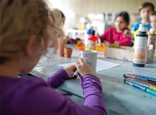 Gemeinsam spielen, basteln oder Hausaufgaben machen gehört zur Mittagsbetreuung an der Frasdorfer Grundschule (Symbolbild). Im kommenden Schuljahr müssen die Eltern höhere Gebühren zahlen. dpa/Uwe Anspach