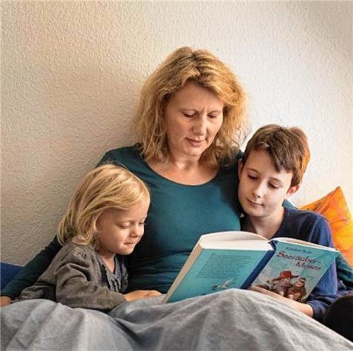 Gemeinsame Zeit und Nähe: Eine Großmutter liest ihren Enkelkindern aus einem Buch vor. DKSB / Susanne Tessa Müller