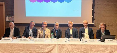 Generalvikar Christoph Klingan, Georg Rieperdinger, Johannes Koch, Theresa Köchl, Wolfgang Dinglreiter, Marius Hilkert und Judith Dubiski bei der Pressekonferenz (von links).geyer