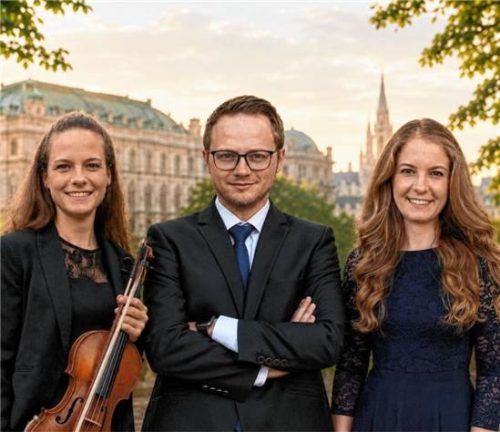 Gestalten das Konzertprogramm in Waldkraiburg: Von links Veronika Pröbstl (Violine), Stephan Schlögl (Tenor) und Julia Vogl (Klavier). Sammlung Peter Schmidt