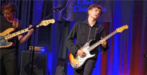 Gitarrist Felix Rabin (rechts) und Bassist Lorenzo Gagna beim Konzert im Feuerwehrhaus Rimsting. Horst Schmidmayer