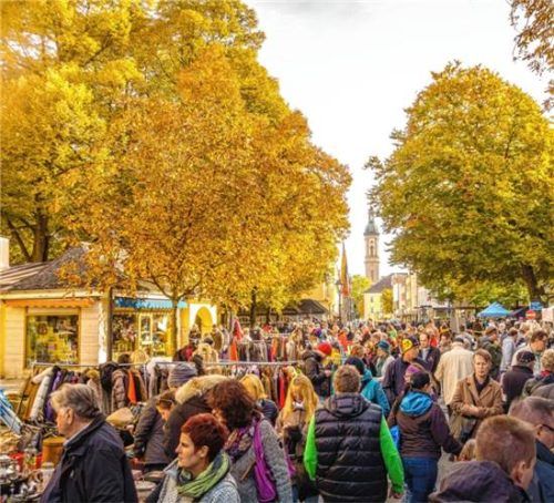 Großer Besucherandrang beim Antik- und Trödelmarkt in Traunstein. Andreas Plenk