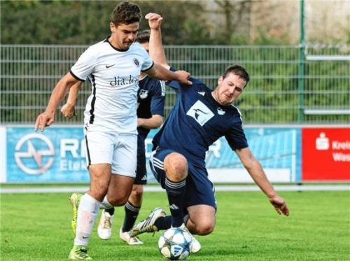 Grünthals Jakob Schuster (links) zwang den TSV Babensham mit einem Blitz-Doppelpack zu Boden, wie hier Babenshams Michael Schwarz. Butzhammer