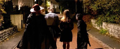Gruselig kostümiert gehen Kinder und Jugendliche an Halloween durch die Straße, klingeln an Haustüren mit dem Spruch „Süßes oder Saures...“Dpa