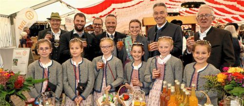 „Guad und g´sund“ lobten (hintere Reihe, von links) Christian Bergener, Michael Litzlfelder, Stephan Oberprieler, Bürgermeister Max Singer, Apfelkönigin „Maria II.“, Landrat Otto Lederer und Sepp Millauer sowie die Apfelprinzessinnen frisch gepressten Apfelsaft.Strim